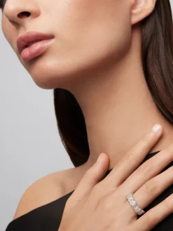 Alianza de media ca&ntilde;a de oro blanco de 18K con 9 diamantes en talla esmeralda con un total de 3,81 cts