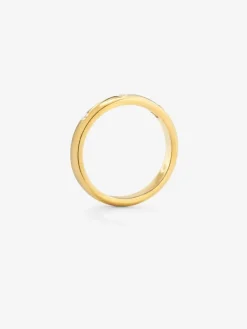 Alianza de oro amarillo de 18K con 3 diamantes en talla brillante con un total de 0,09 cts