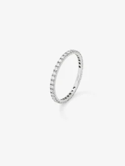 Alianza entera de oro blanco de 18K con 28 diamantes en talla brillante con un total de 0,8 cts
