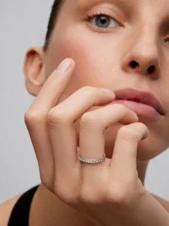 Alianza entera de oro blanco de 18K con 35 diamantes en talla brillante con un total de 0,49 cts