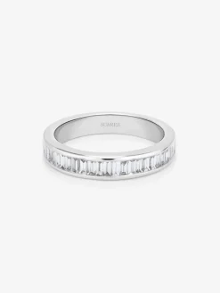 Alianza entera de oro blanco de 18K con 25 diamantes en talla baguette con un total de 0,63 cts