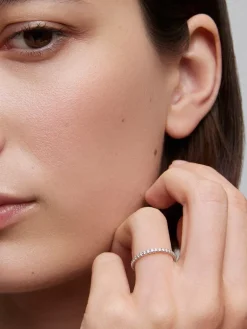 Alianza entera de oro blanco de 18K con 40 diamantes en talla brillante con un total de 0,38 cts