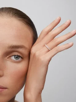 Alianza entera de oro blanco de 18K con 24 diamantes en talla brillante con un total de 1,06 cts