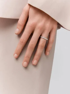 Alianza entera de oro blanco de 18K con 25 diamantes en talla brillante con un total de 1,54 cts