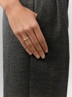 Alianza entera de oro blanco de 18K con 28 diamantes en talla brillante con un total de 0,8 cts