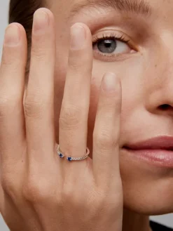 Anillo abierto de oro blanco de 18K con zafiro y diamante