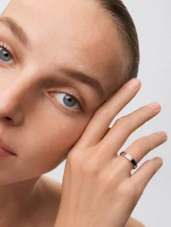 Anillo alianza de boda de oro blanco de 18K con diamante