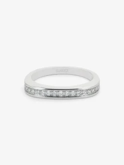 Anillo alianza de oro blanco de 18K con 23 diamantes en talla brillante con un total de 0,18 cts