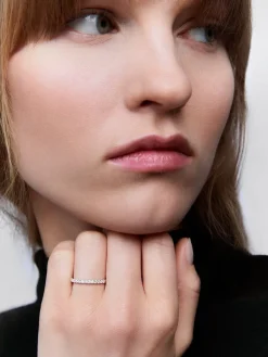 Anillo alianza media de compromiso de oro blanco de 18K con diamantes en garra 0,25ct