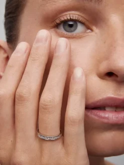 Anillo alianza media de compromiso de oro blanco de 18K con diamantes en talla princesa en carril 0,70ct