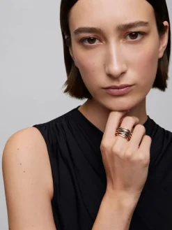 Anillo ancho multibrazo de oro rosa de 18K con espinelas