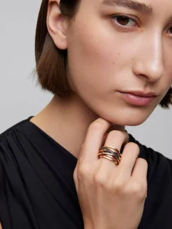Anillo ancho multibrazo de oro rosa de 18K con espinelas
