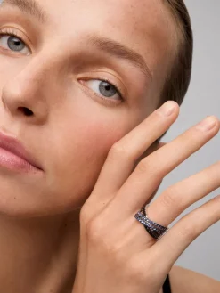 Anillo cruzado de doble brazo de plata 925 con 36 zafiros azules en talla brillante con un total de 1,26 cts y 22 espinelas negras con un total de 0,63 cts