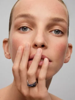 Anillo cruzado de doble brazo de plata 925 con 36 zafiros azules en talla brillante con un total de 1,26 cts y 22 espinelas negras con un total de 0,63 cts
