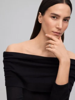 Anillo cruzado de oro amarillo de 18K con 40 diamantes en talla brillante con un total de 0,57 cts