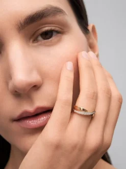 Anillo cruzado de oro amarillo de 18K con 20 diamantes en talla brillante con un total de 0,29 cts