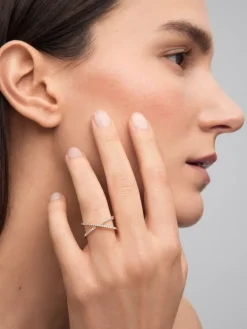 Anillo cruzado de oro amarillo de 18K con 33 diamantes en talla brillante con un total de 0,2 cts