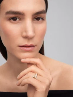 Anillo cruzado de oro amarillo de 18K con 40 diamantes en talla brillante con un total de 0,57 cts