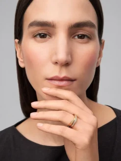 Anillo cruzado de oro amarillo de 18K con 20 diamantes en talla brillante con un total de 0,29 cts