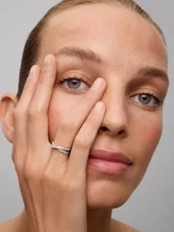 Anillo cruzado de oro blanco de 18K con 30 diamantes en talla brillante con un total de 0,48 cts