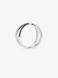 Anillo cruzado de oro blanco de 18K con 21 diamantes en talla brillante con un total de 0,25 cts y 18 diamantes negros en talla brillante con un total de 0,24 cts