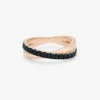 Anillo cruzado de oro rosa de 18K con 15 espinelas negras en talla brillante