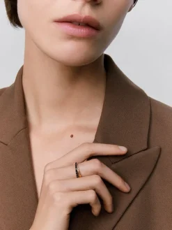 Anillo cruzado de oro rosa de 18K con 15 espinelas negras en talla brillante