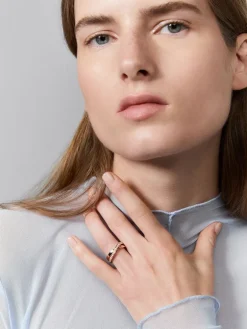 Anillo cruzado de oro rosa de 18K con diamantes