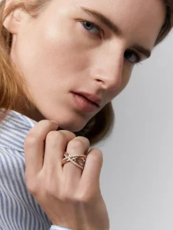 Anillo cruzado de oro rosa de 18K con 40 diamantes en talla brillante con un total de 0,56 cts