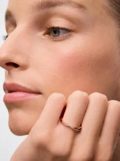 Anillo cruzado de oro rosa de 18K con 24 diamantes blancos en talla brillante con un total de 0,07 cts