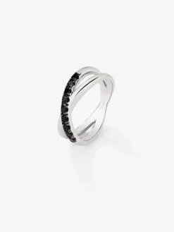 Anillo cruzado de plata 925 con 9 espinelas negras en talla brillante con un total de 0,24 cts