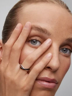 Anillo cruzado de plata 925 con 9 espinelas negras en talla brillante con un total de 0,24 cts