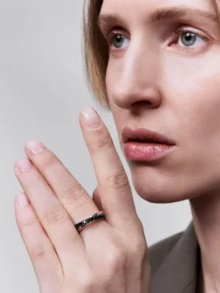 Anillo cruzado de plata 925 con 15 espinelas negras en talla brillante