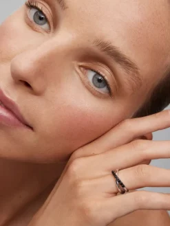 Anillo cruzado de plata 925 con 9 espinelas negras en talla brillante con un total de 0,24 cts