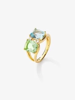 Anillo de oro amarillo de 18K con topacio azul sky en talla cushion de 2,75 cts, amatista verde en talla cushion de 2 cts y 2 diamantes en talla brillante con un total de 0,06 cts