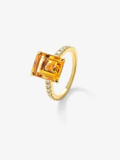 Anillo de oro amarillo de 18K con cuarzo citrino en talla radiant de 1,2 cts y 18 diamantes en talla brillante con un total de 0,18 cts