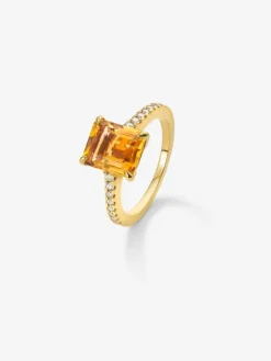Anillo de oro amarillo de 18K con cuarzo citrino en talla esmeralda de 2,86 cts y 16 diamantes en talla brillante con un total de 0,19 cts