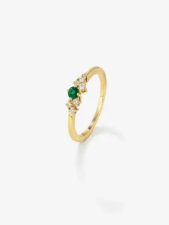 Anillo de oro amarillo de 18K con esmeralda en talla brillante de 0,1 cts y 7 diamantes en talla brillante con un total de 0,1 cts