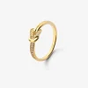 Anillo de oro amarillo de 18K con 15 diamantes en talla brillante con un total de 0,09 cts y forma de nudo