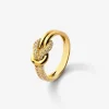 Anillo de oro amarillo de 18K con diamantes blancos en talla brillante de 0,32 cts y forma de nudo