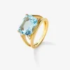 Anillo de oro amarillo de 18K con topacio azul sky en talla cushion de 7,3 cts y diamantes blancos en talla brillante de 0,13 cts