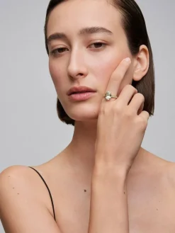 Anillo de oro amarillo de 18K con amatista verde en talla oval de 3,8 cts y 14 diamantes en talla brillante con un total de 0,32 cts