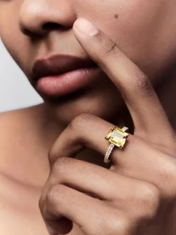 Anillo de oro amarillo de 18K con cuarzo citrino en talla esmeralda de 2,86 cts y 16 diamantes en talla brillante con un total de 0,19 cts