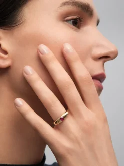 Anillo de oro amarillo de 18K con rub&iacute; en talla brillante de 0,32 cts
