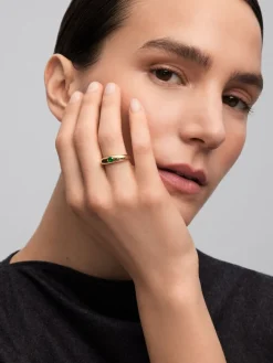 Anillo de oro amarillo de 18K con esmeralda en talla brillante de 0,25 cts