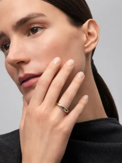 Anillo de oro amarillo de 18K con zafiro azul en talla brillante de 0,29 cts