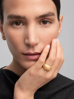 Anillo de oro amarillo de 18K con diamante en talla brillante de 0,04 cts