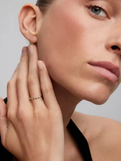 Anillo de oro amarillo de 18K con 5 diamantes en talla brillante con un total de 0,07 cts