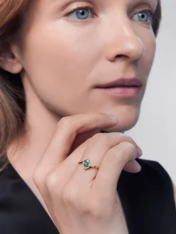 Anillo de oro amarillo de 18K con esmeralda verde en talla brillante de 0,088 cts y 4 diamantes en talla brillante con un total de 0,08 cts