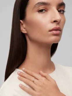 Anillo de oro amarillo de 18K con 14 diamantes en talla brillante con un total de 0,06 cts
